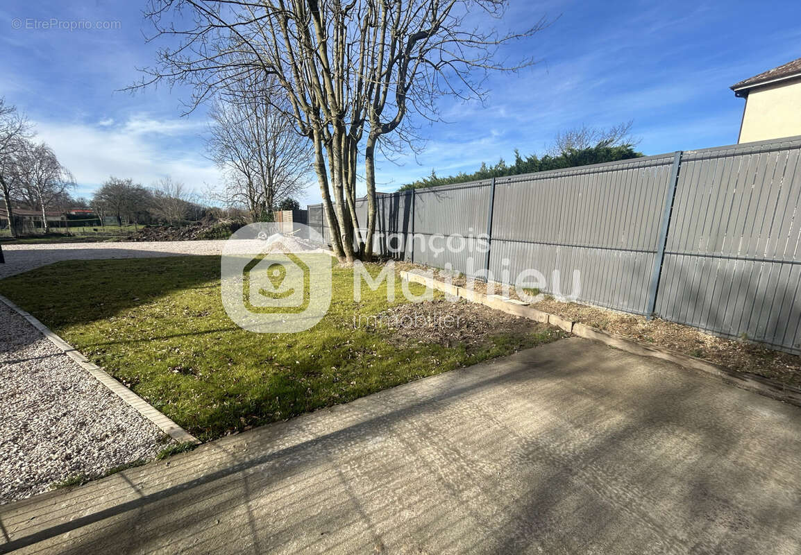 Condeissiat -  Maison T4 rénovée en 2025 avec jardin. - photo 2