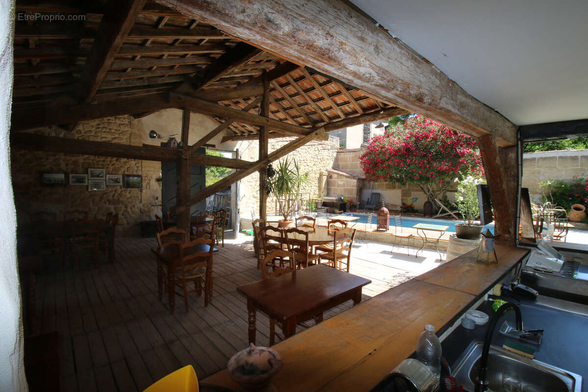 Maison de maître avec jardin, pisicine, parkings. - photo 13