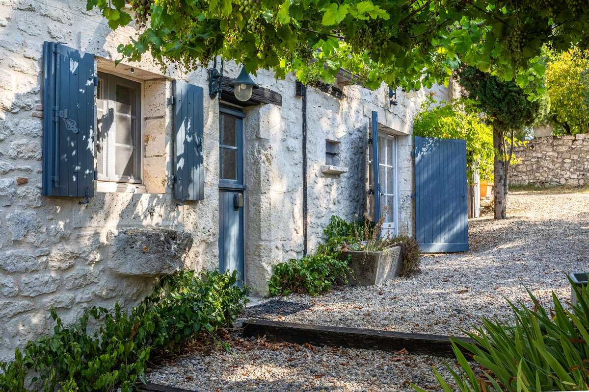 Maison de campagne avec annexe, piscine et dépendance - photo 7
