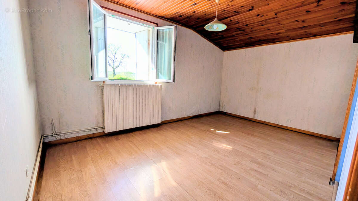 Maison à rénover proche de SEGONZAC (16) avec terrain - photo 8