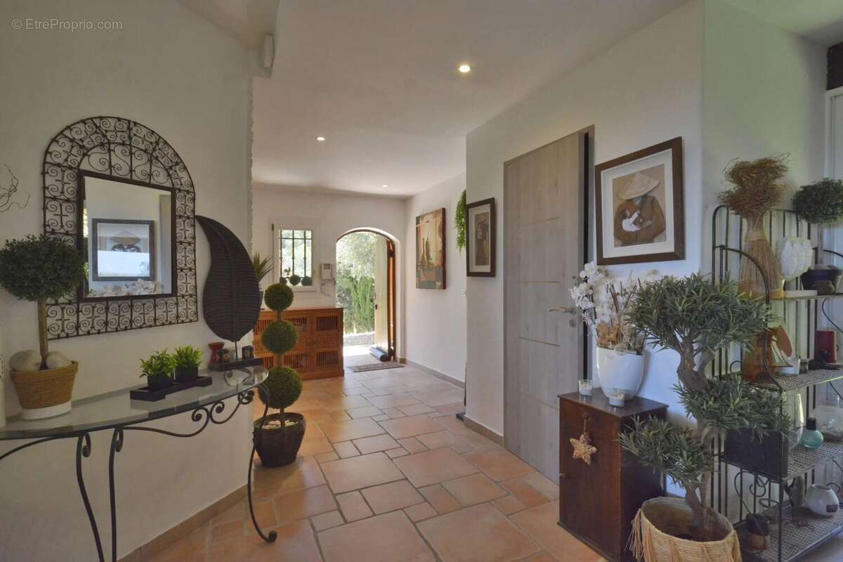 Maison 300 m² à Biot  - photo 17