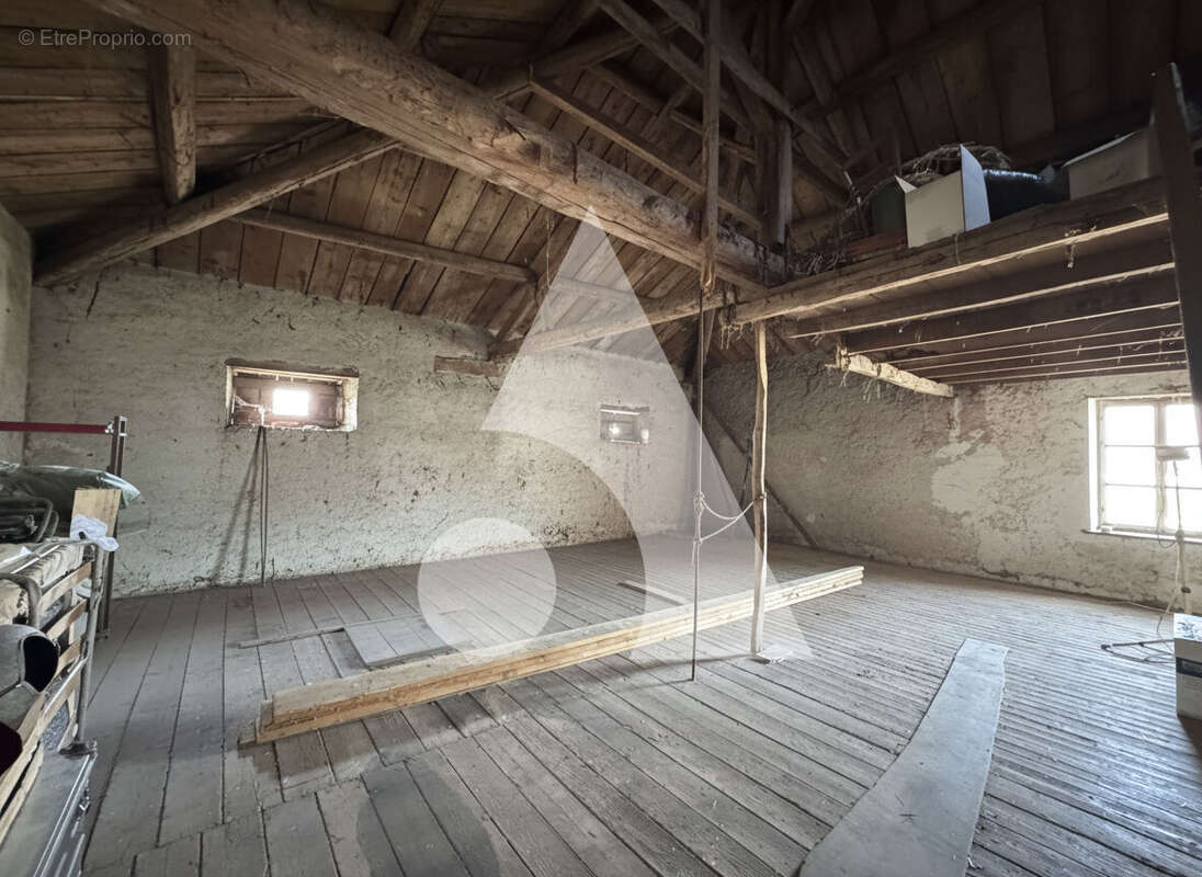 Maison avec volumes généreux et fort potentiel - Chermisey - photo 11