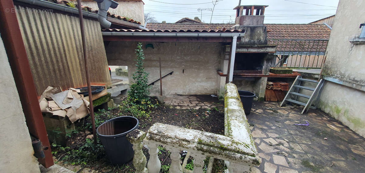 Maison à SAINT-MEME-LES-CARRIERES