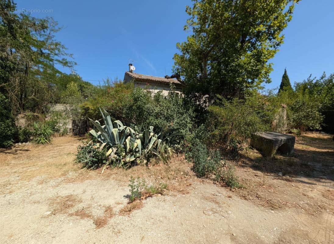 Mas 200 m²  à rénover sur terrain arboré de 2000 m² - photo 2