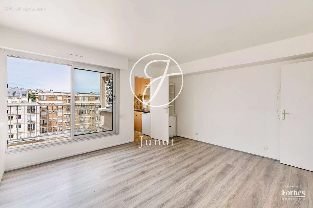 PARIS 18e - MARCADET / STEPHENSON - Studio à vendre - 26,59 m² Carrez - Balcon - Vue Sacré-Cœur. - photo 6