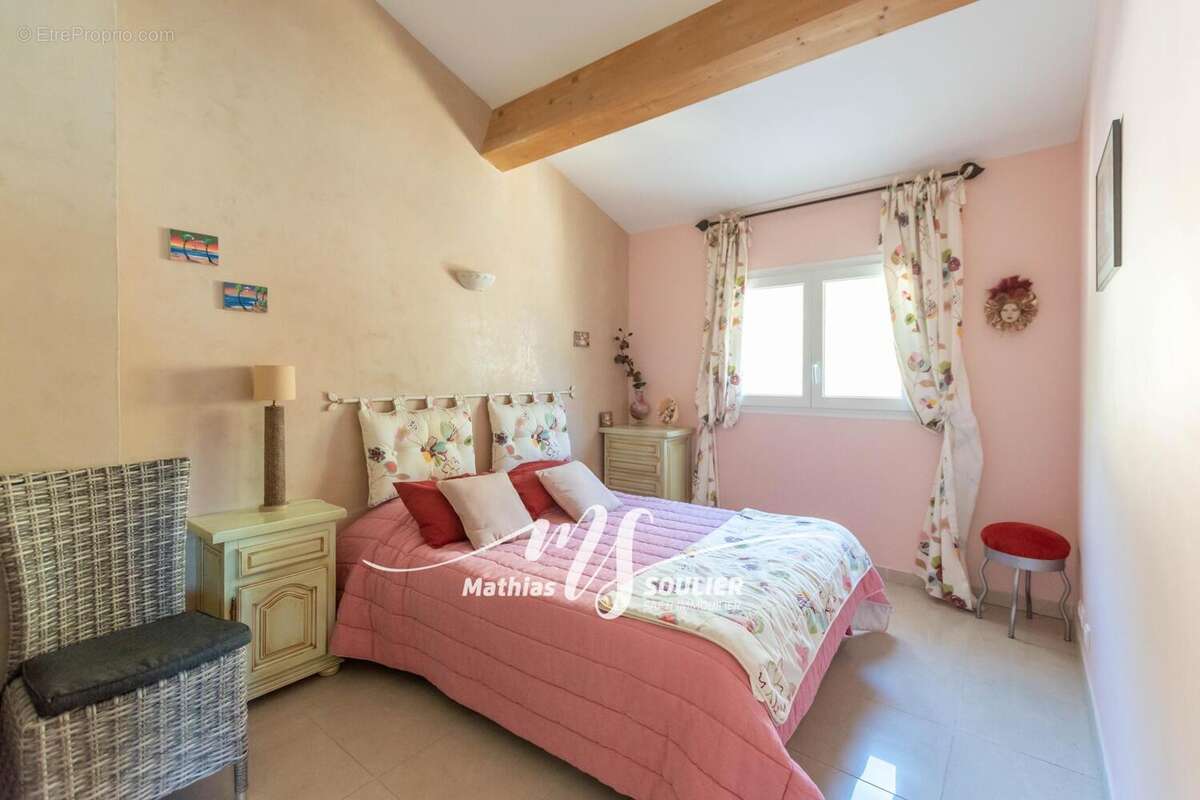 Maison 260 m² à Vitrolles  - photo 9