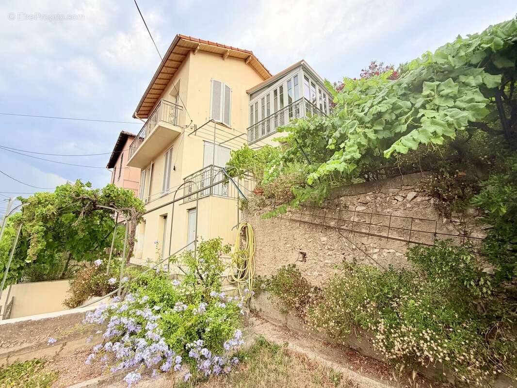 NICE BON VOYAGE – Maison individuelle rénovée d'environ 102 m² habitables avec deux appartements, terrasses, jardin et petit ga - photo 2