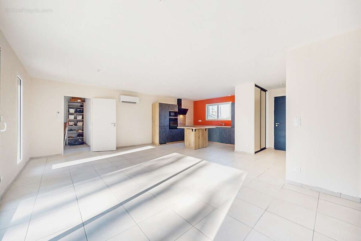 Maison 92 m² à Ussac  - photo 2