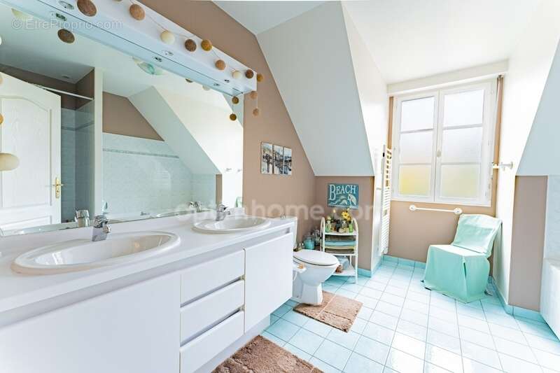 SAINT-PRIX, VAL D’OISE (95) : Propriété de 230 m² habitables (255 m² au sol) - 9 pièces principales - 7 chambres - 3 garages – P - photo 13