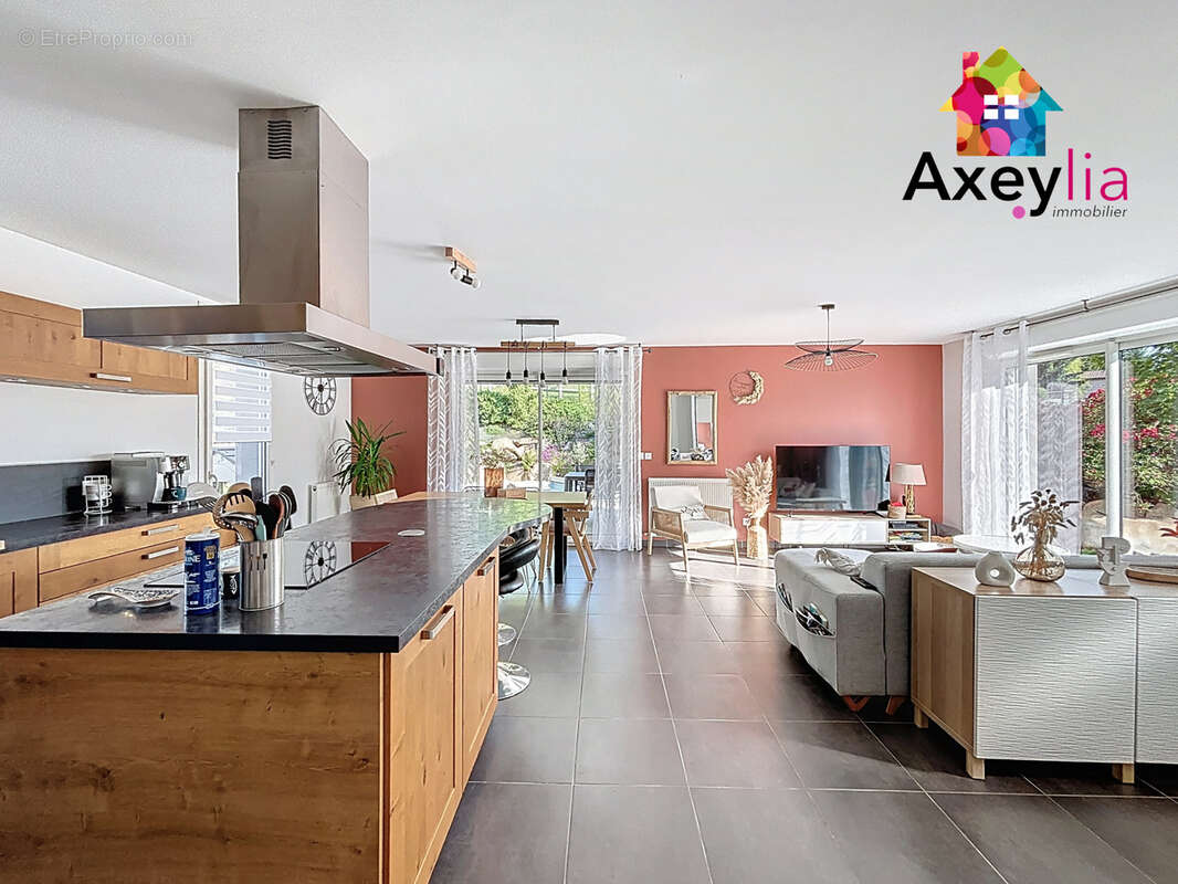 Maison à COMMELLE-VERNAY