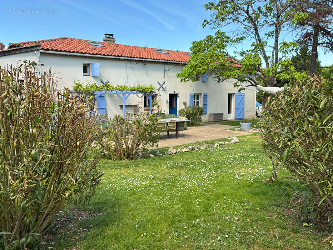 Propriété de charme avec maisons d'amis , granges et piscine - photo 2