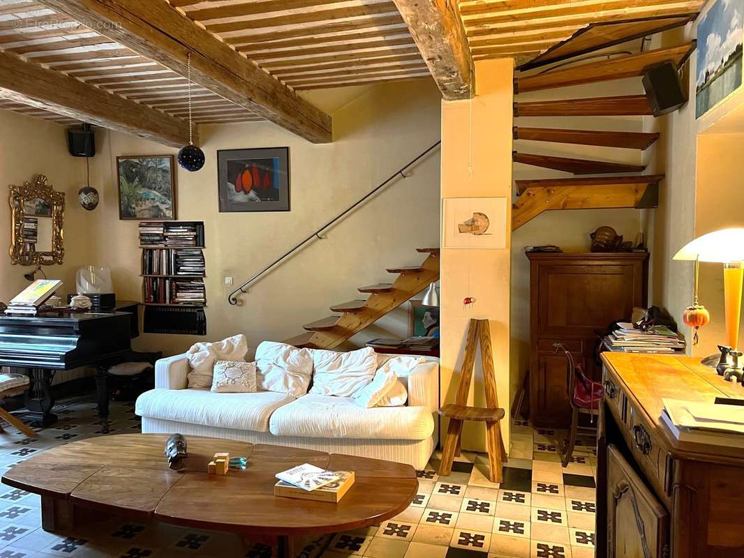 Maison à vendre à GOULT avec une terrasse et un jardin - photo 4