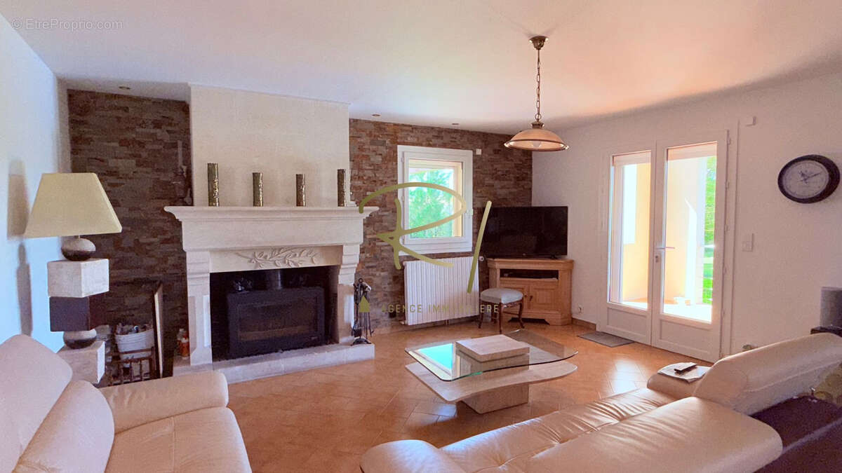 Maison à SAINT-SAUVEUR-DE-CRUZIERES