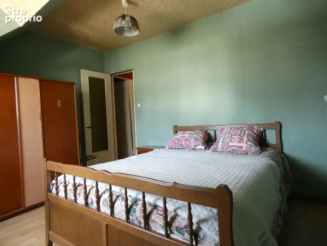 À Vendre : Maison de Caractère avec Jardin et Dépendances à Crépy (02) - photo 12