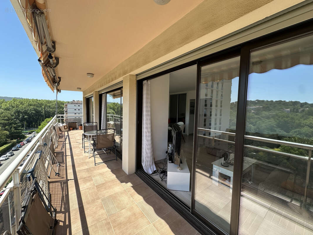 Aix en Provence, LA TORSE, appartement de type T3/4 de 76m2 avec ascenseur, gardien et piscine - photo 4