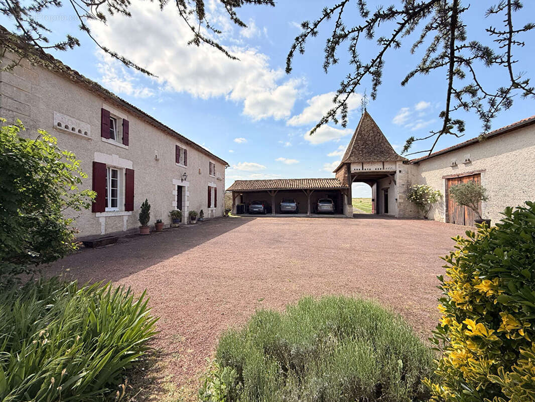 Maison à BARBEZIEUX-SAINT-HILAIRE