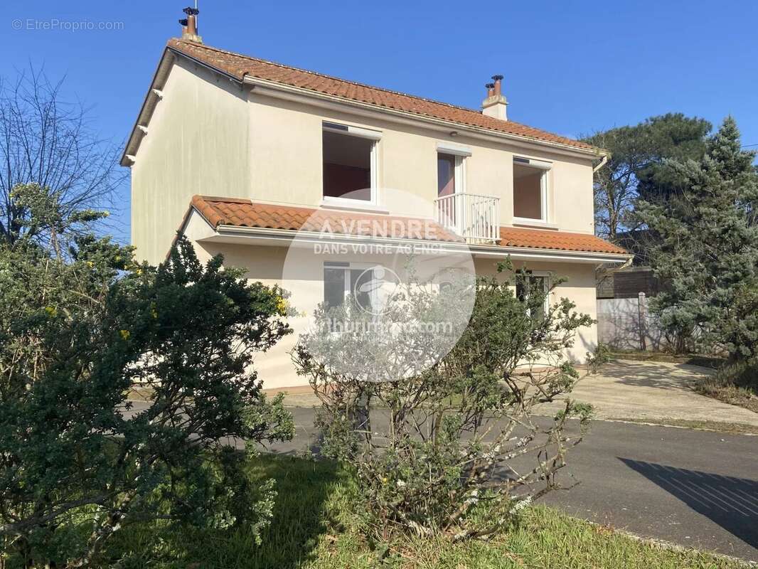 Maison de 120 m2, 5 garages sur terrain clos de plus de 1000 m² - photo 3