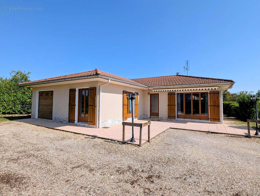 Maison plain pied en centre village - photo 2