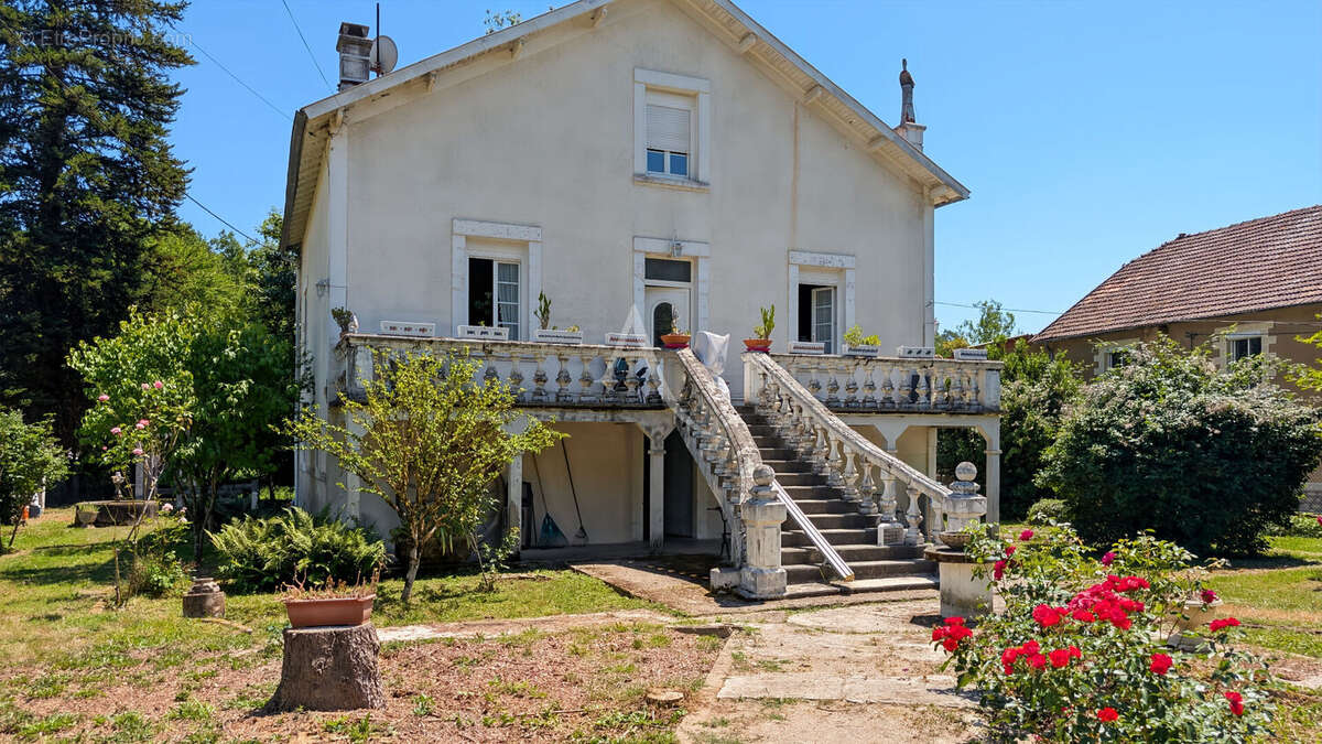 Maison de maître grand Jardin et puits, proche commerces. - photo 2