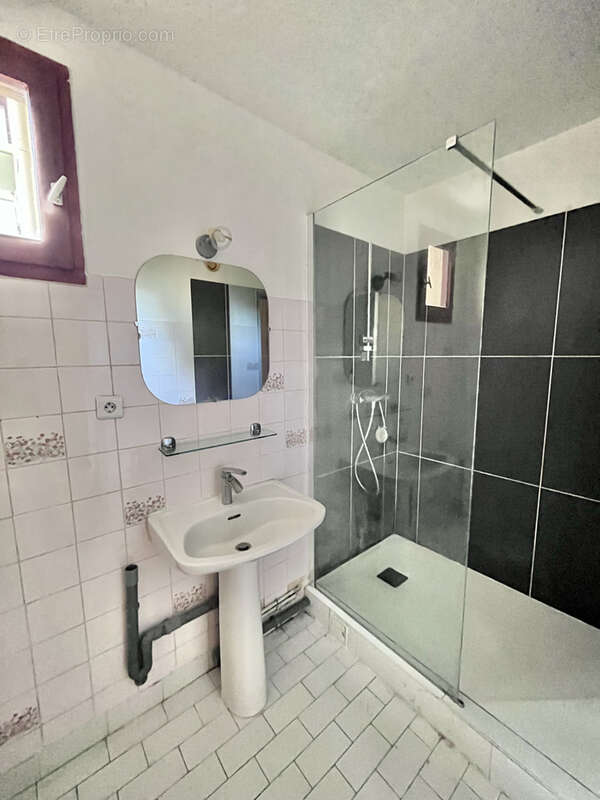 Aix en Provence, Appartement T3 de 60m2 dans résidence sécurisée avec ascenseur. Parking et cave. - photo 7