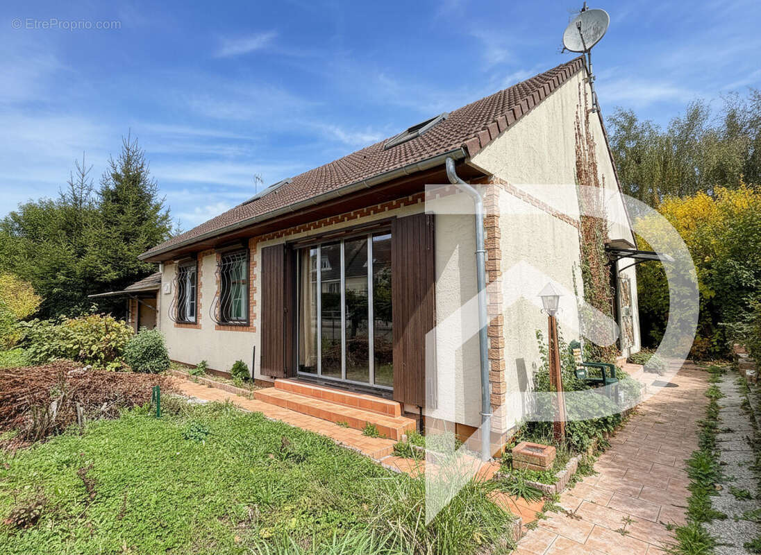 Maison à LONGUEIL-SAINTE-MARIE