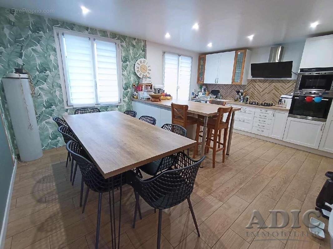 Maison 111 m² à Le Plessis-Belleville  - photo 2