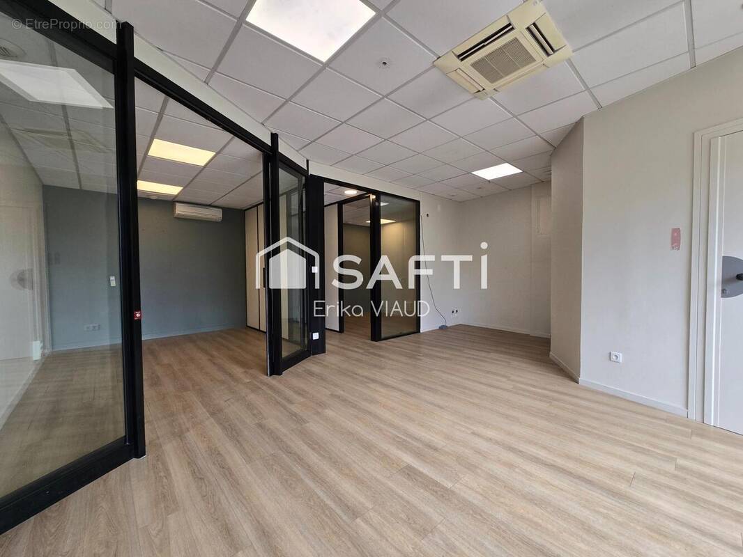 Photo 1 - Commerce à SURGERES