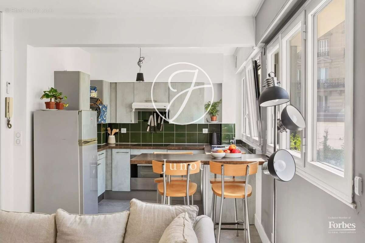 Paris 16e - PASSY / TOUR - Grand studio esprit 2 pièces - 44,70m² Carrez - 1 chambre avec verrière - photo 6