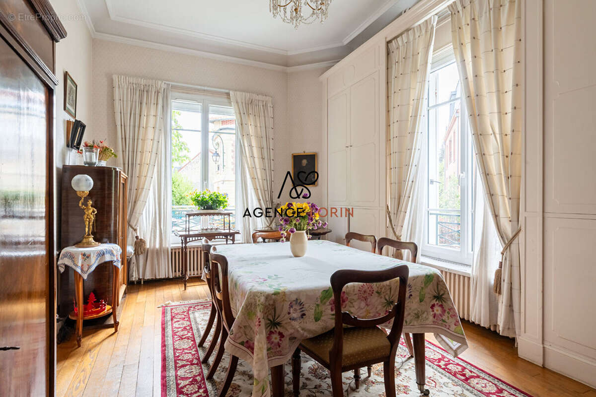 Maison Le Vésinet - 191 m² - 9 pièces - photo 7