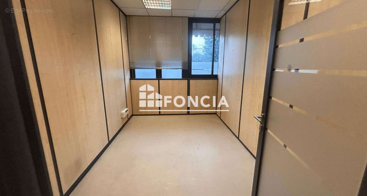 Cannes la bocca centre plateau de bureaux de 127m2 modulable pmr 2 box - photo 7