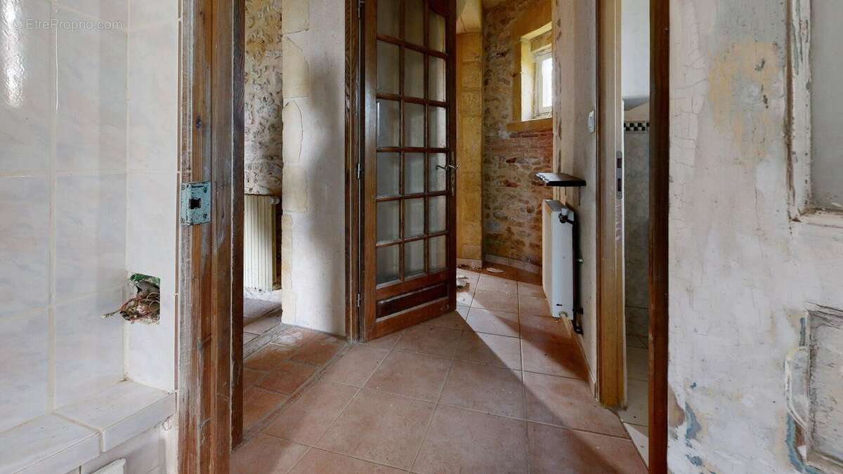 MaisonenpierresavecsesdependancesBathroom - Maison à MONPLAISANT