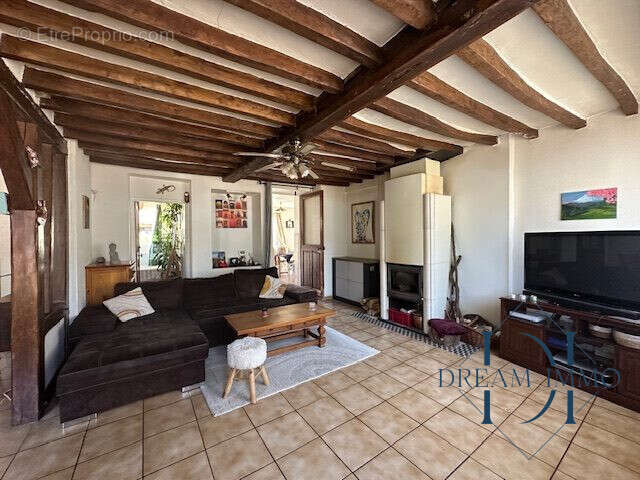 Pièce de vie spacieuse avec poêle. - Maison à CIVIERES