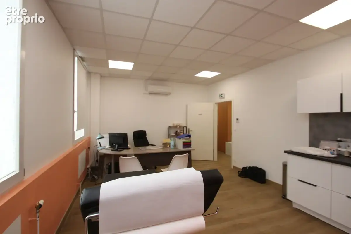 Local professionnel de 121 m2 clé en main   idéal cabinet médical ou bureaux, avec ascenseur et 3 parkings - photo 3