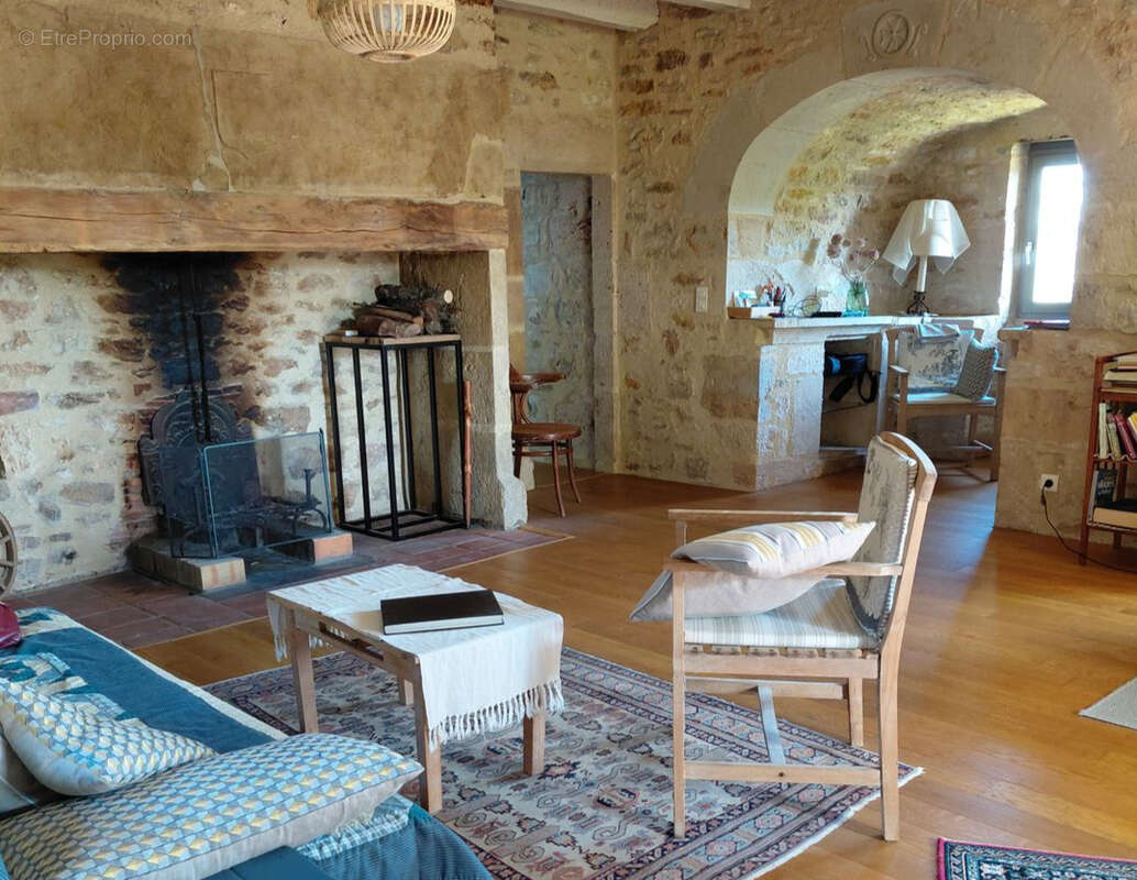 PROCHE FIGEAC – Authentique maison quercynoise en pierre de plain-pied avec grange - photo 5
