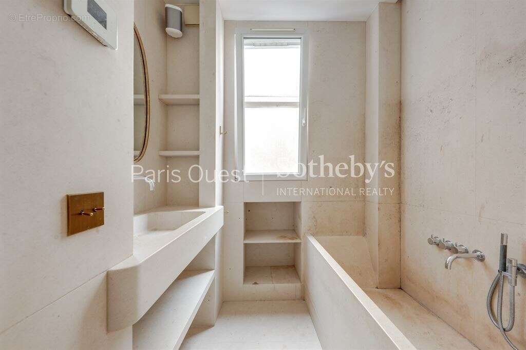 Appartement à PARIS-17E