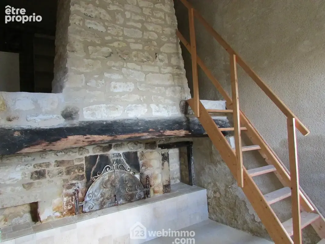Et un four à pain avec bureau par l'escalier.