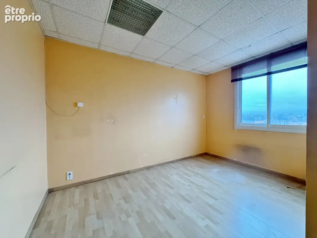 Immeuble de Bureaux, local commercial - Places de parking - photo 6