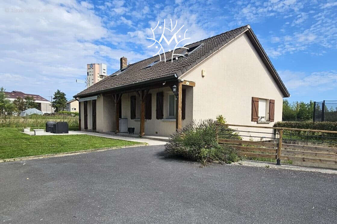 Maison à LE CHATELET-SUR-RETOURNE