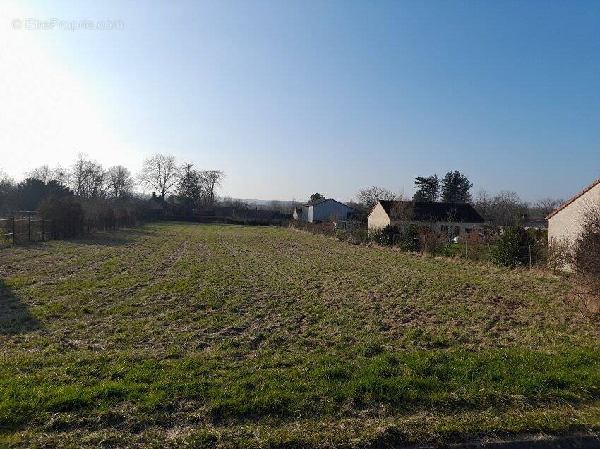 Terrain à SAINT-MAURICE-LE-VIEIL