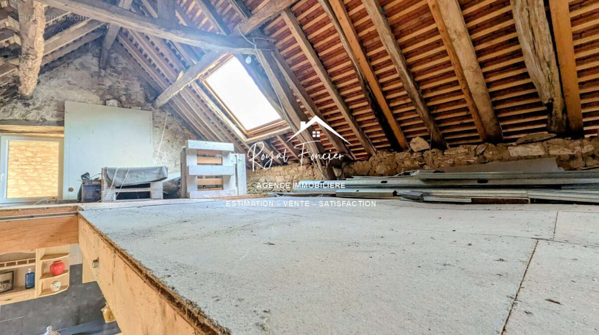 Etage à finir - Maison à YZEURES-SUR-CREUSE