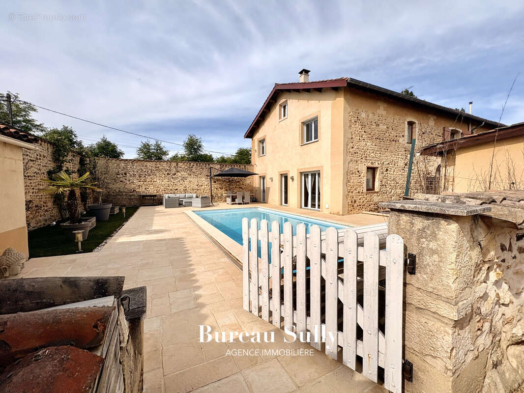 Maison 136 m2  4  chambres terrasse piscine jardin proche Arnas 69400 - photo 4