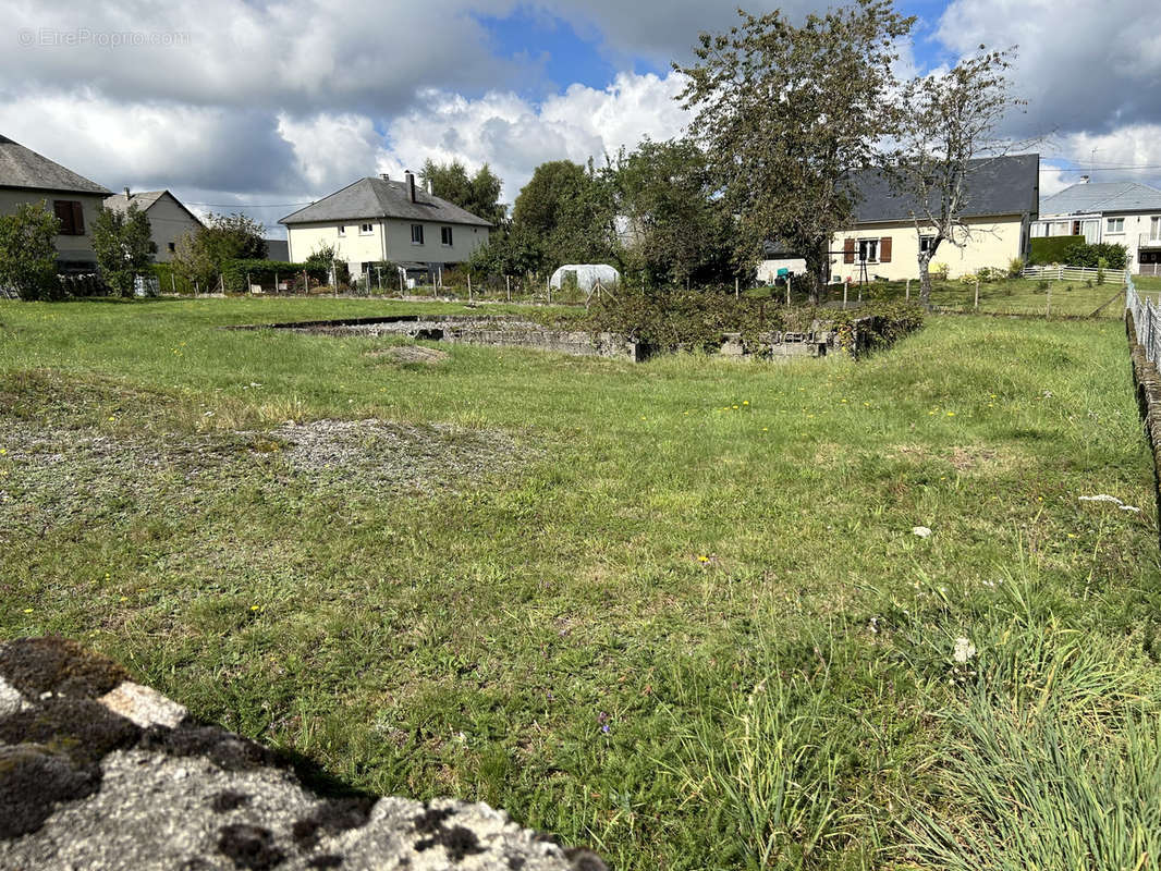 Terrain à SAINT-YRIEIX-LE-DEJALAT