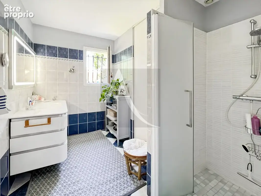 Maison de plain-pied avec piscine et divers garages - 3 chambres - photo 10