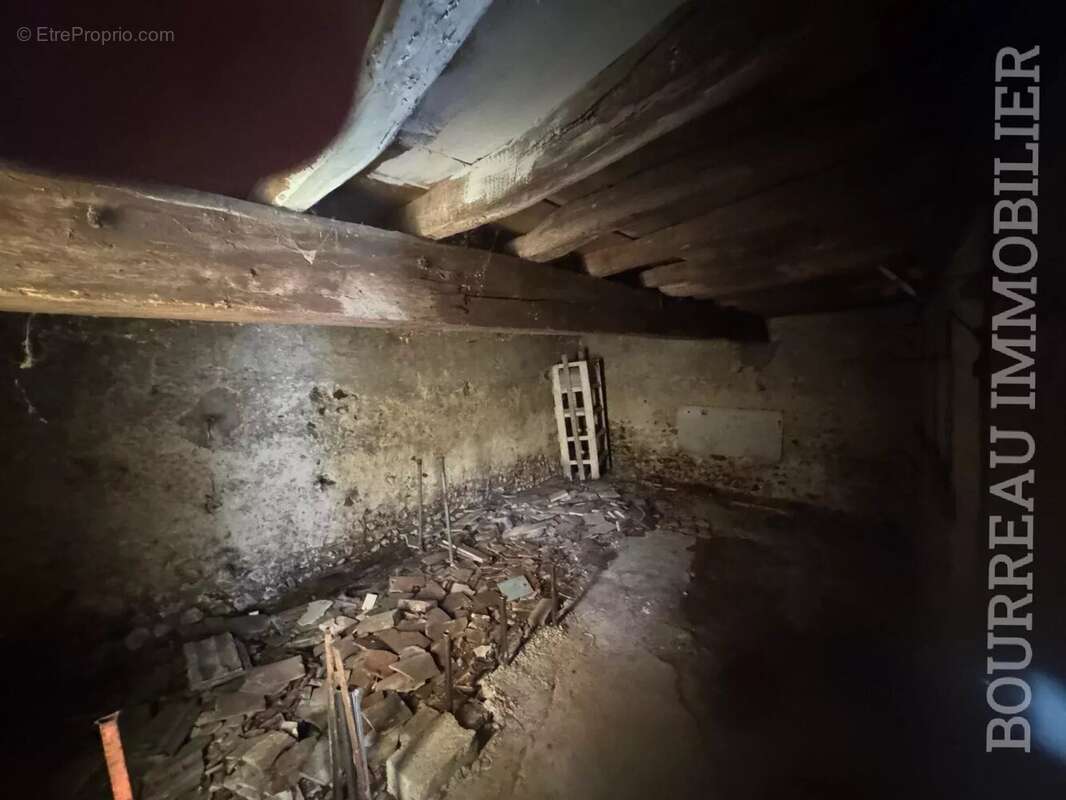 Appartement à LA CELLE-SAINT-CYR