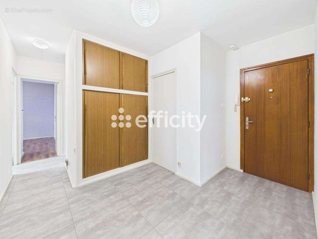 Appartement à PERONNAS