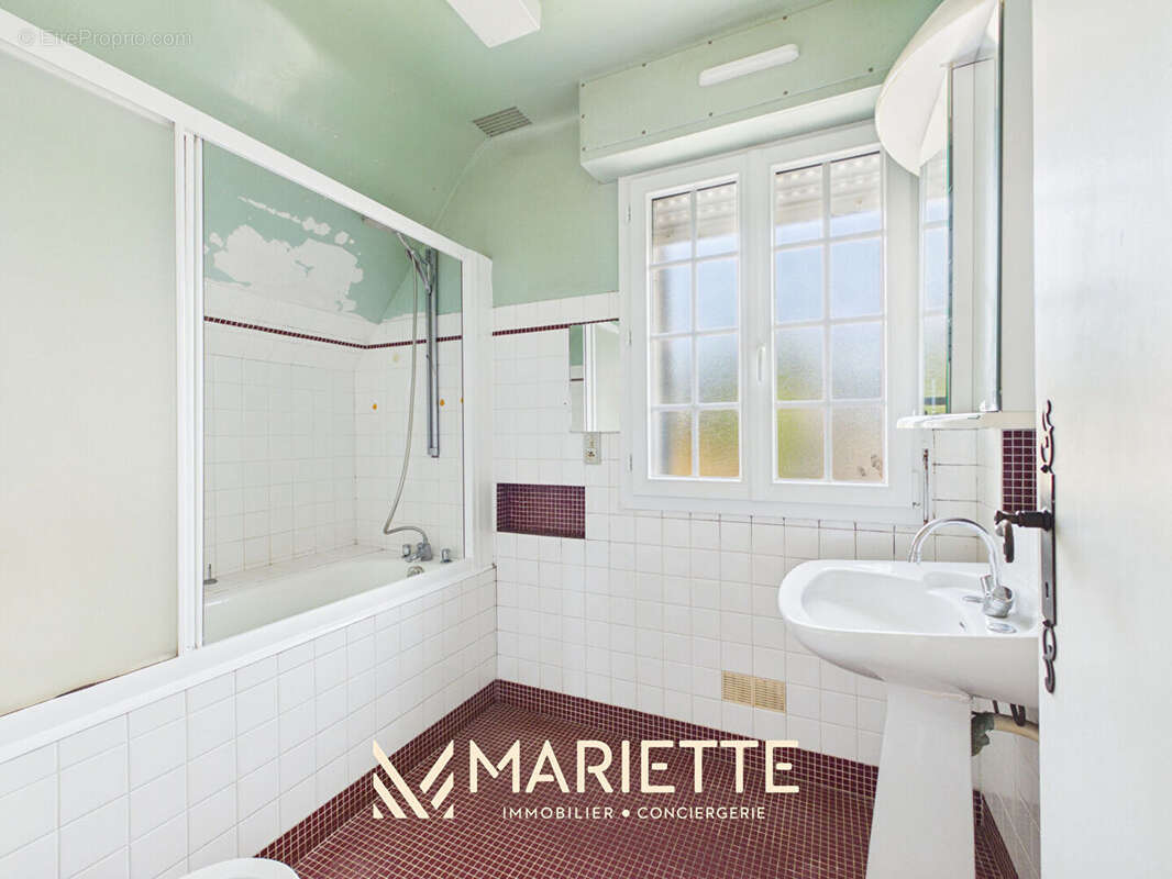 "ARLETTE", Concarneau Beuzec Maison avec travaux sur joli terrain arboré - photo 11
