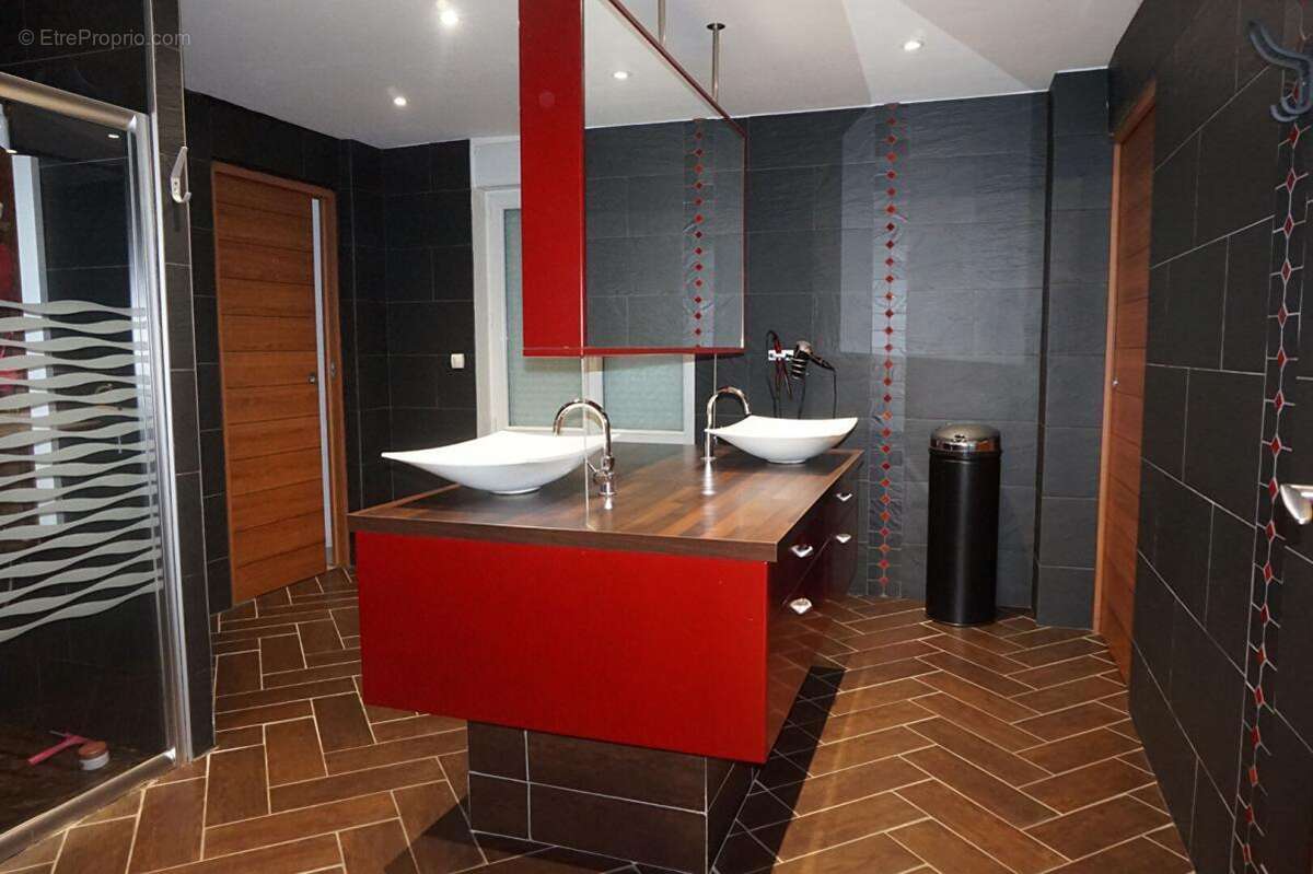 Appartement à LE CHAMBON-FEUGEROLLES
