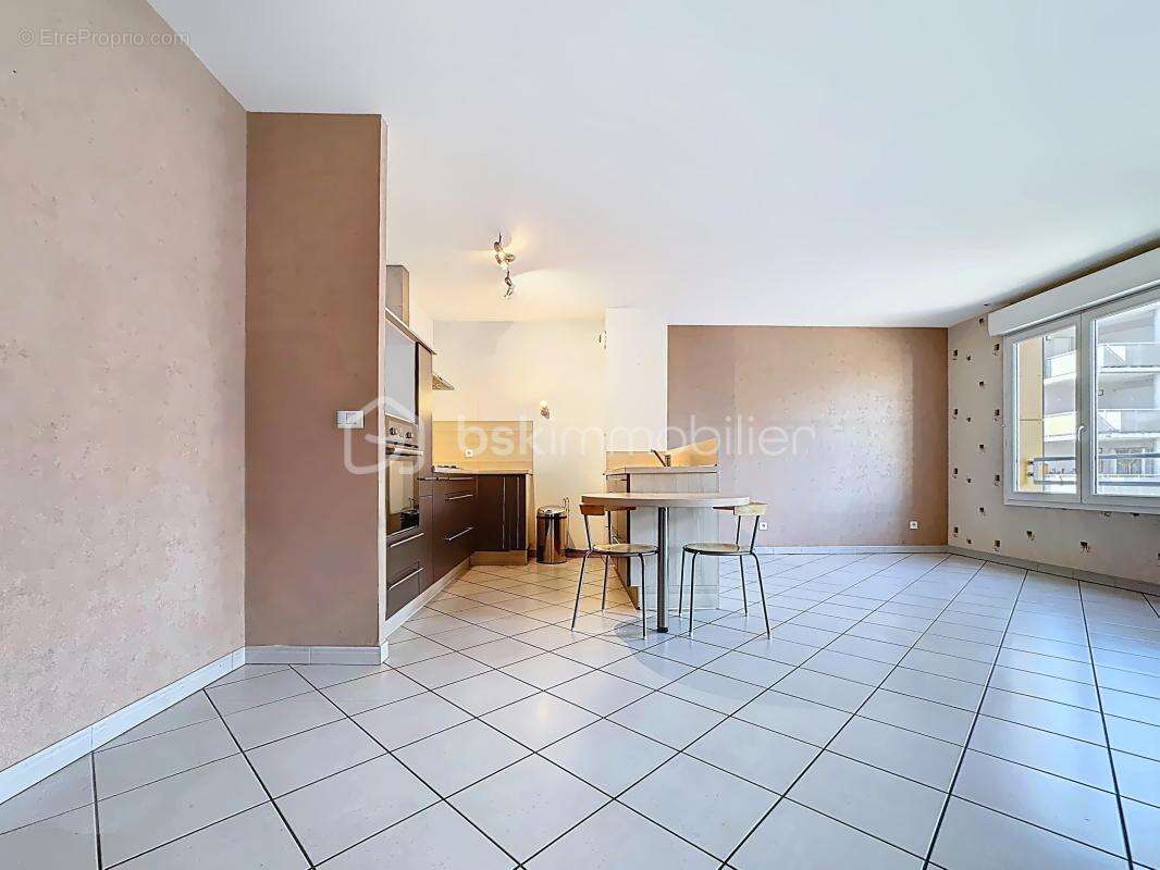 Appartement T4 de 83 m² avec terrasse – Fontaine - photo 2