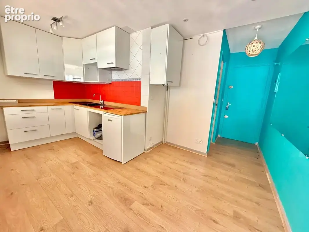 Paris 18e – Guy Môquet  Studio (balcon et cave) - photo 4