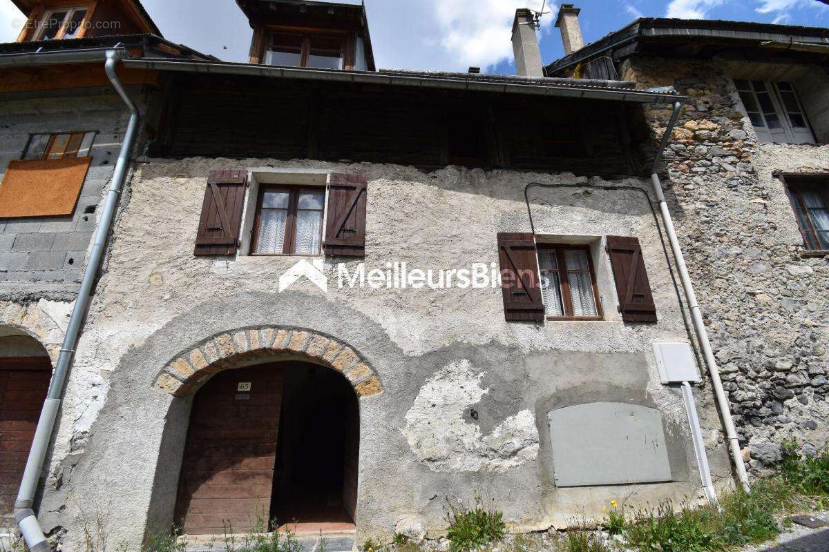 Maison de village, mitoyenne, à Névache, 140 m², 4 chambres, petit jardin, cave voûtée et cheminée - photo 10